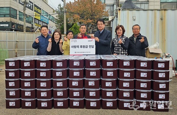 김계환 한국건강관리협회 경기도지부 본부장(오른쪽 세번째)이 14일 수원시 장안구 조원1동 행정복지센터에 ‘사랑의 김장 나누기’ 후원금을 전달한 뒤 관계자들과 기념촬영을 하고 있다. (사진=건협 경기도지부)