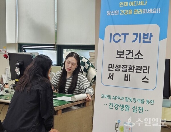한 시민이 ICT기반 만성질환관리 서비스 상담을 받고 있다. (사진=안양시)