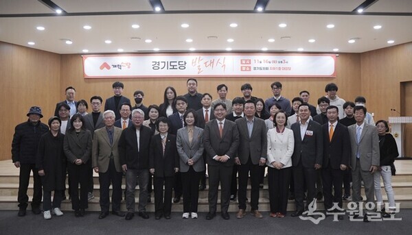 개혁신당 경기도당이 발대식을 가진 뒤 기념촬영을 하고 있다. 앞줄 왼쪽에서 5번째부터 시계 반대방향으로 조응천 총괄특보단장, 김미리 경기도당위원장, 허은아 당대표, 전성균 최고위원, 김철근 사무총장, 이경선 조직부총장, 김구영 구리시당협위원장, 최현수 광주광역시당위원장, 신석종 경기도당노인위원장. (사진=개혁신당 공보실)