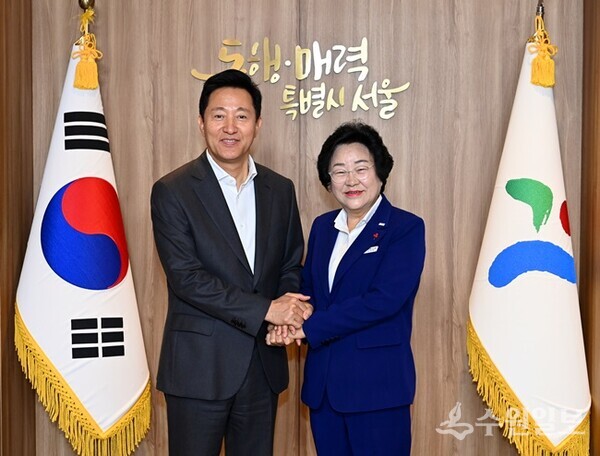 김경희 이천시장(오른쪽)이 오세훈 서울시장을 만나 상생 발전방안을 논의한 뒤 기념촬영을 하고 있다. (사진=이천시)