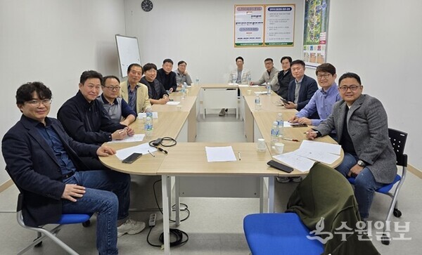 하남시 미사입주자대표회의 연합회가 반대 성명서를 발표한 뒤 기념촬영을 하고 있다. (사진=하남시 미사입주자대표회의 연합회)