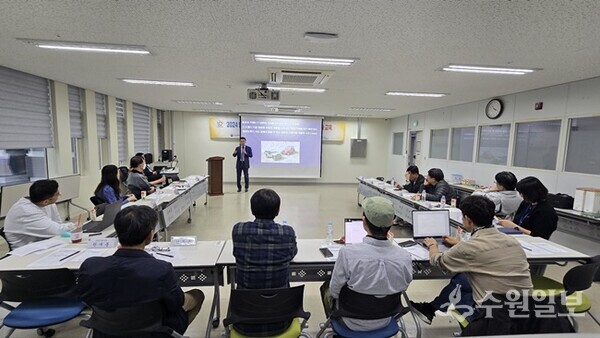 신재욱 안양대학교 교수가 ‘마케팅 불변의 법칙’ 강의를 하고 있다. (사진=안양산업진흥원)