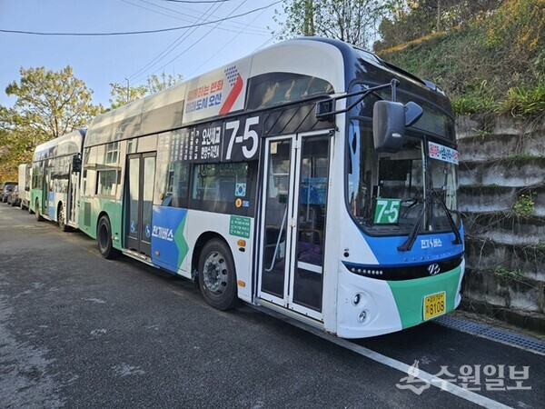 세교지구 내 대규모 아파트 단지 입주에 맞춰 소형차량에서 대형 전기 저상버스로 교체한 7-5번 버스. (사진=오산시)