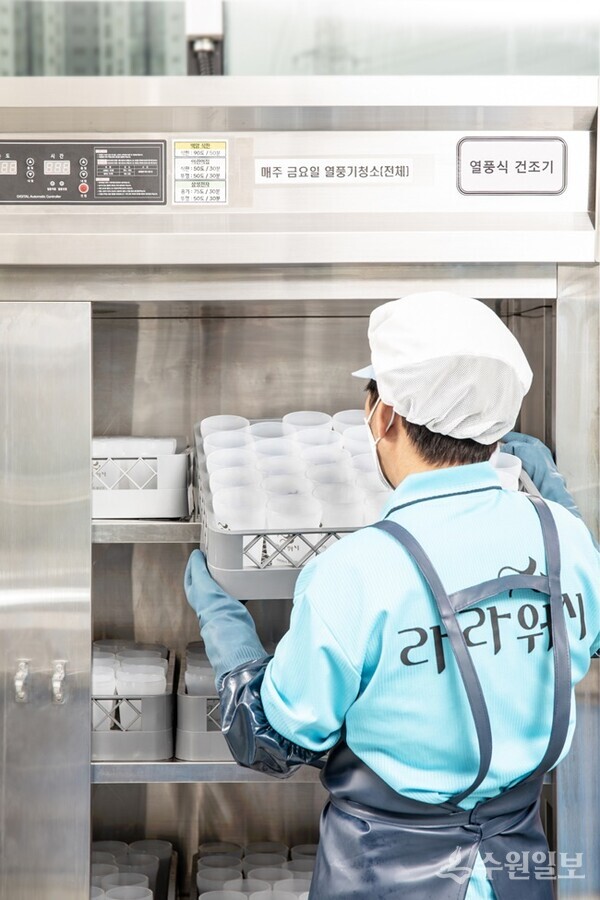 다회용기 순환 사업을 추진하는 라라워시사업단에서 작업자가 세척작업을 하고 있다.(사진=수원시)