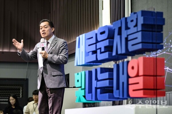 이재준 수원특례시장이 지난 14일 ‘2024년 자활사업 성과보고대회’에서 인사말을 하고 있다.(사진=수원시)