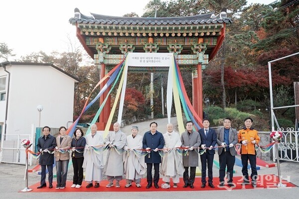 독산성 산문 재건립 사업 준공식에서 이권재 오산시장(오른쪽 6번째)을 비롯한 내빈, 관계자들이 기념촬영을 하고 있다. (사진=오산시)