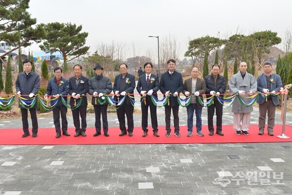길상공원 준공식에서 박용철 강화군수(가운데)를 비롯한 지역 내빈들이 기념테이프를 자르고 있다. (사진=강화군)