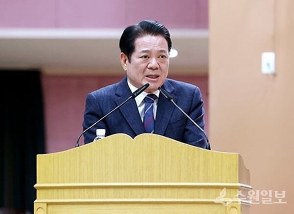 최대호 안양시장이 제298회 안양시의회 제2차 정례회 시정연설을 통해 미래도시 조성사업, 민생안정 등 시정운영 방향을 구체적으로 설명하고 있다.(사진=안양시)