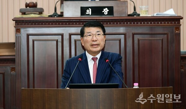 백경현 구리시장이 제342회 구리시의회 제2차 정례회 제1차 본회의에서 내년 시정운영 6대 방향에 대해 조목조목 설명하고 있다. (사진=구리시) 