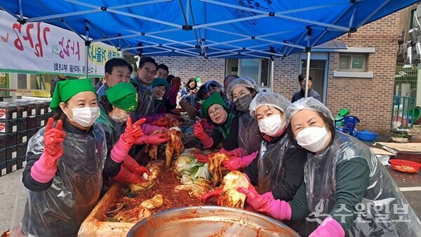 남양주시 다산1동 새마을부녀회 회원들이 어려운 이웃에게 전달할 김장김치를 정성껏 버무리고 있다. (사진=다산행정복지센터)