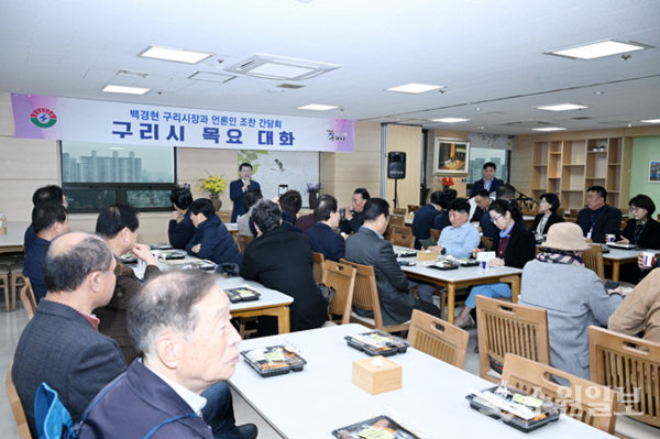 백경현 구리시장이 조찬 간담회에서 내년도 추진할 6개 분야 시책을 설명하고 있다. (사진=구리시)