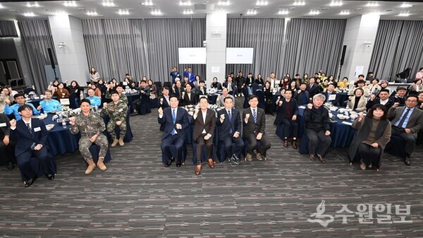 이재준 시장, 이재식 수원시의회 의장, 현근택 제2부시장 등이 보고회 참석자들과 함께하고 있다. (사진=수원시)
