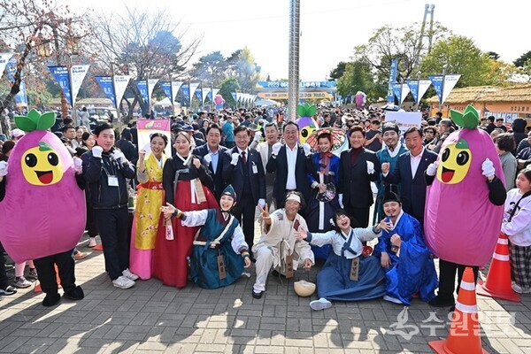 지역축제에서 여주 전통문화를 세계인과 함께 즐기는 축제로 성장한 '오곡나루 축제'에 이충우 시장(두번째줄 가운데)을 비롯한 내빈과 관계자들이 함께 하고 있다. (사진=여주시)