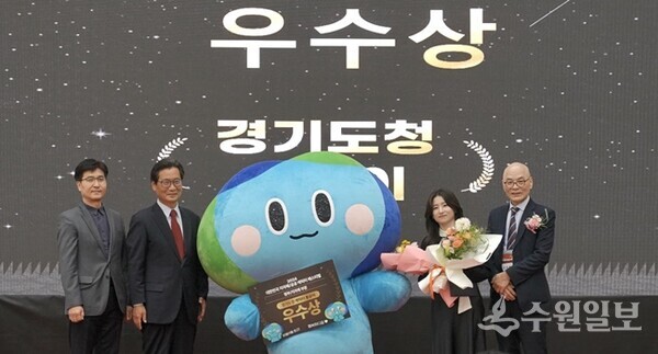 '2024 대한민국 지자체·공공 캐릭터 페스티벌대상' 우수상 수상한 경기도 관계자가 '봉공이'와 기념촬영을 하고 있다. (사진=경기도)