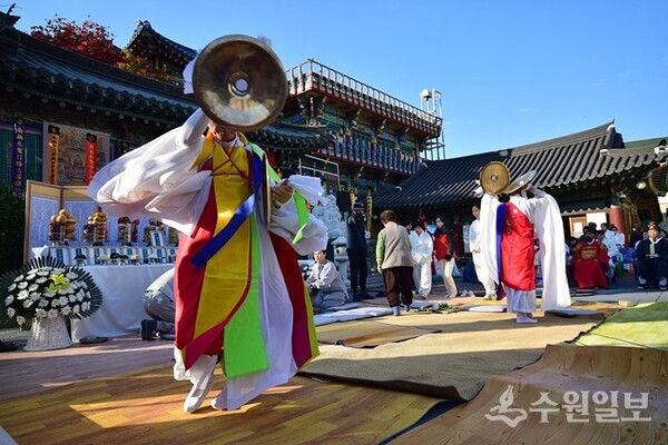 팔달사에서 열린 바라춤 공연. (사진=이용창 화성연구회 이사)
