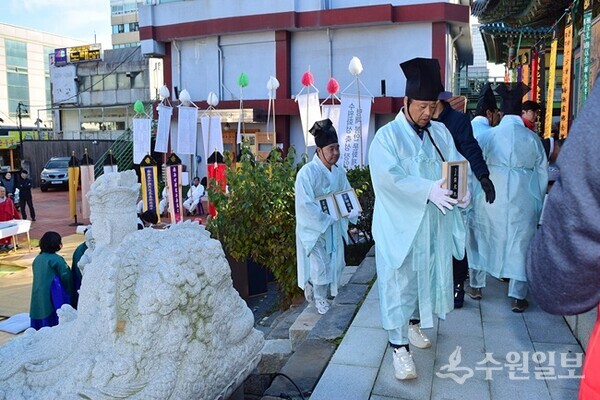 명패를 봉안하는 화성연구회 회원들. (사진=이용창 화성연구회 이사)