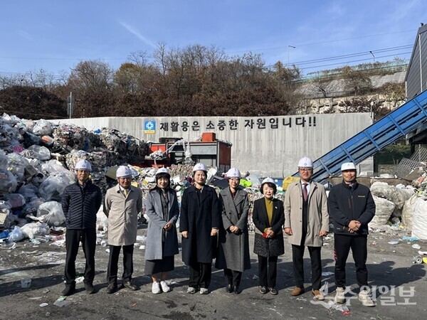 장명희 안양시의회 보사환경위원회 위원장(왼쪽 네번째)과 김보영 위원(오른쪽 세번째) 등이 관계자들과 함께 안양시 생활폐기물 적환장을 현장 방문한 뒤 기념촬영을 하고 있다. (사진=안양시의회)