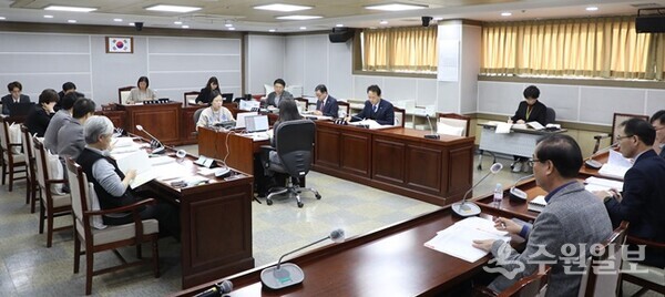 수원시 기획경제위 행정사무감사 모습(사진=수원시의회)