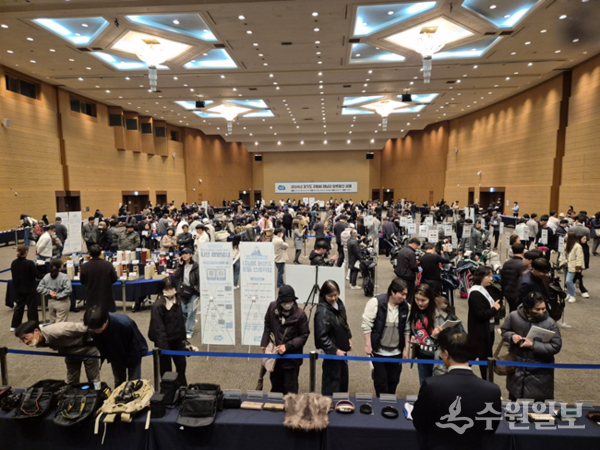  26일 고양시 킨텍스 그랜드볼륨에서 고액 체납자 압류 물품 835점을 대상으로 현장 공매가 진행되고 있다. (사진=경기도)