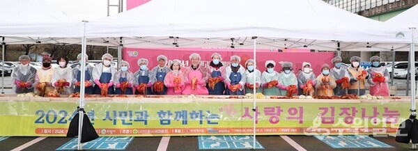 26일 백운호수제방 공영주차장에서 가진 '2024년 사랑의 김장나눔행사’ 참가자들이 기념촬영을 하고 있다. (사진=의왕시)
