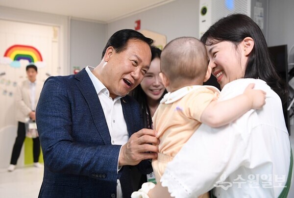 지난 8월 이권재 오산시장이 관내 어린이집을 현장 방문해 부모들과 대화를 나누고 있다. (사진=오산시)