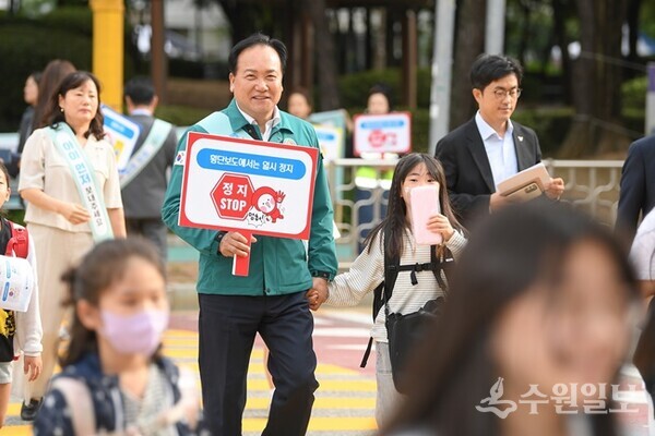 지난 9월 25일 이권재 시장이 ‘아이 먼저’ 어린이 교통안전 캠페인에 동참하고 있다. (사진=오산시)
