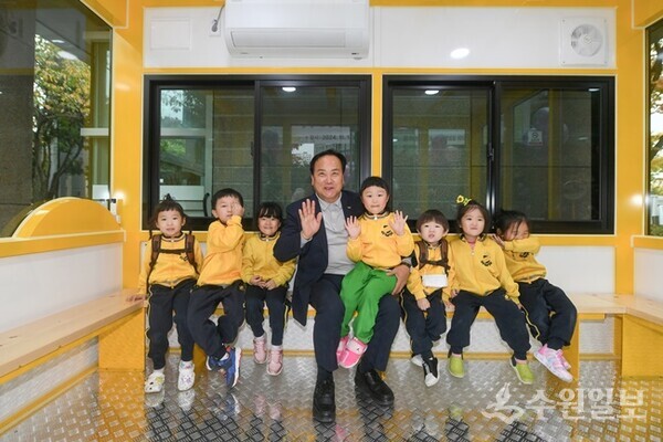 지난 11월 1일 이권재 시장이 새싹스테이션 9호 개소식을 갖고 아이들과 기념촬영을 하고 있다. (사진=오산시)