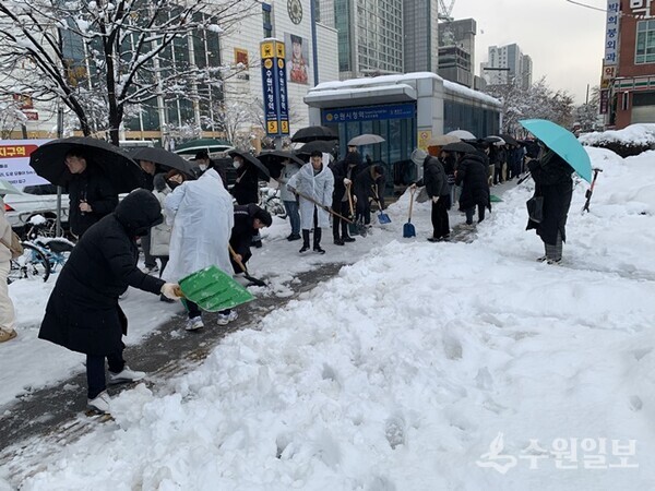수원시 공직자들이 28일 오전 제설작업을 하고 있다. (사진=수원시)