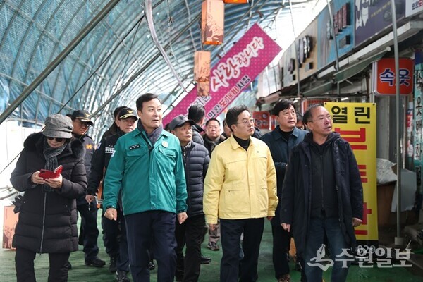 김동연 경기도지사(앞줄 가운데)와 김성제 의왕시장(앞줄 왼쪽)이 천장 그늘막 붕괴사고가 발생한 의왕도깨비시장을 방문해 관계자들과 함께 현장을 점검하고 있다. (사진=의왕시)