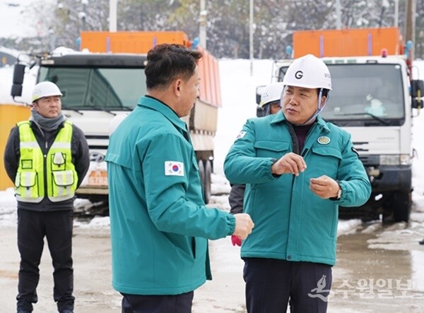 이권재 오산시장(오른쪽)이 제설기지를 방문, 관계자와 신속한 제설방안을 논의하고 있다. (사진=오산시)