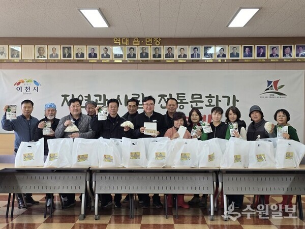 김동호 이천시 부발읍 지역사회보장협의체 공공위원장(앞줄 왼쪽 5번째) 등 지역사회보장협의체 관계자들이 지역 내 독거 어르신들을 위한 '사랑의 손만둣국' 봉사 활동을 진행 한뒤 기념촬영을 하고 있다.(사진=부발읍 지역사회보장협의체 )