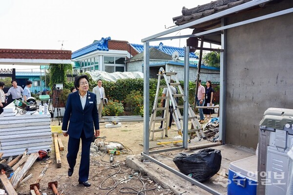 김경희 이천시장이 '희망하우징 사업현장을 방문, 공사상황을 점검하고 있다. (사진=이천시)
