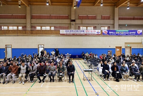 평택시의회 의장배 국학기공 대회를 마친 참가자들이 파이팅을 외치고 있다.(사진=평택시)