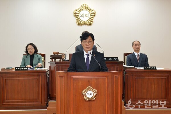 박용철 강화군수가 2일 강화군의회 제299회 정례회에서 '2025년도 군정운영 방향'을 밝히고 있다. (사진=강화군)