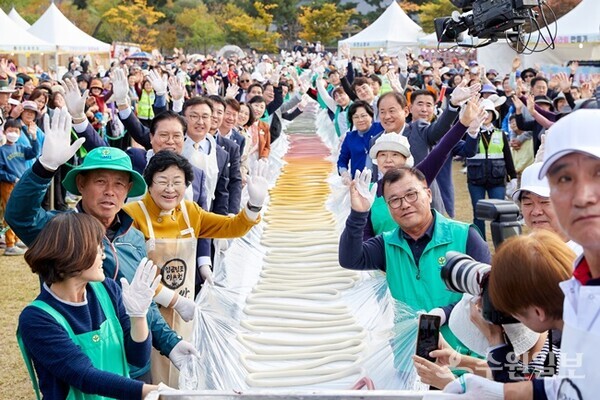 김경희 시장(왼쪽 세번쨰)이 이천떡축제에서 시민들과 함께 하고 있다. (사진=이천시)
