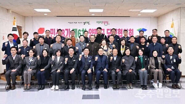 전진선 양평군수(왼쪽 여섯번째)와 김선교 의원(오른쪽 여섯번째)이 민선8기 제6차 당정협의회를 가진 뒤 단체 기념촬영을 하고 있다. (사진=양평군)