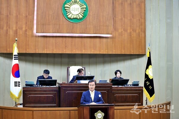 김성제 의왕시장이 2일 의왕시의회 제2차 정례회에서 ‘2025년 예산안 시정연설’을 하고 있다. (사진=의왕시)