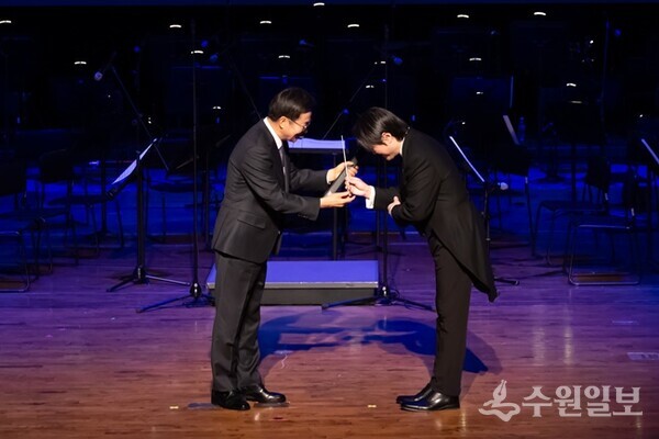 경기도 장애인 오케스트라 창단식에서 김동연 경기도지사가 박성호 경기 리베라 오케스트라 지휘자에게 지휘봉을 전달하고 있다. (사진=경기도)