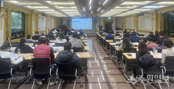 종목단체 사무국장과 직원들이 효율적인 재정 관리와 보조금 집행에 대한 심도 있는 교육을 받고 있다. (사진=경기도체육회) 
