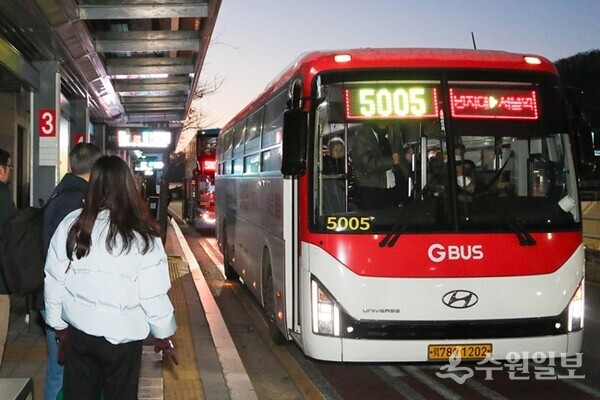 용인시 명지대에서 상하동~서울역을 운행하는 5005번 버스. (사진=용인시)