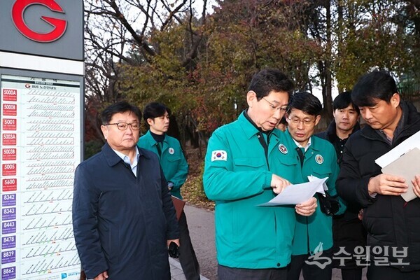 이상일 용인시장이 5일 아침 기흥역 버스정류장에서 이날 운행을 시작한 증편 광역버스를 점검하고 있다. (사진=용인시)