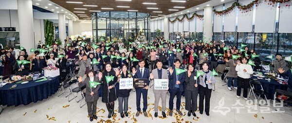 현근택 수원시 제2부시장이 ‘함께 만드는 열린정원, 손바닥정원 2024년 성과보고회·시상식’에서 손바닥정원단과 함께하고 있다. (사진=수원시)