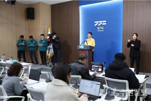 6일 오전 브리핑룸에서 김성중 행정1부지사가 폭설 관련 민생회복대책 브리핑을 하고 있다. (사진=경기도)