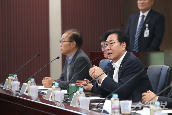 정명근 화성시장이 지역경제 활성화 업무협약식에서 인사말을 하고 있다. (사진=화성시)