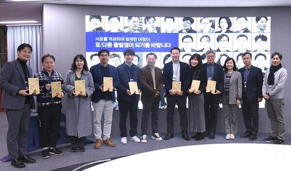 경과원이 5일 경기창조경제혁신센터에서 가진 ‘2024년 월드클래스 최고전략 아카데미 수료식'에서 수료생들이 기념촬영을 하고 있다. (사진=경과원)