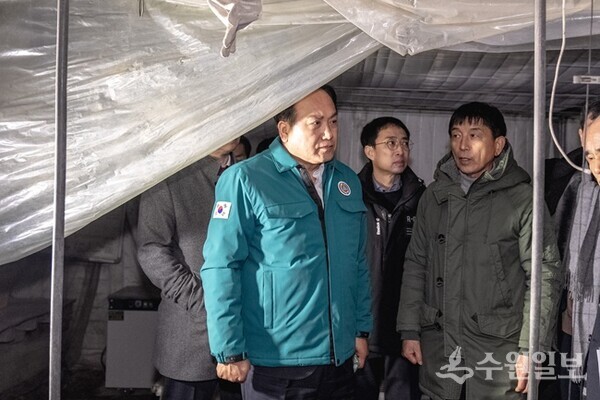 이권재 오산시장이 초평동 설해피해 농가를 방문, 피해 실태를 점검하고 있다. (사진=오산시)