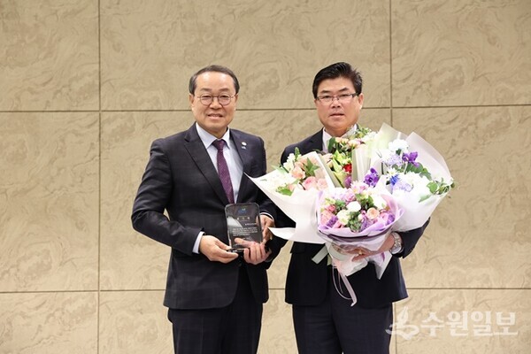 윤태길 의원(오른쪽)이  ‘2024년 경기도 사회복지나눔대회’에서 강기태 경기도사회복지협의회장으로부터 감사패를 받은 뒤 기념촬영을 하고 있다. (사진=경기도사회복지협의회)