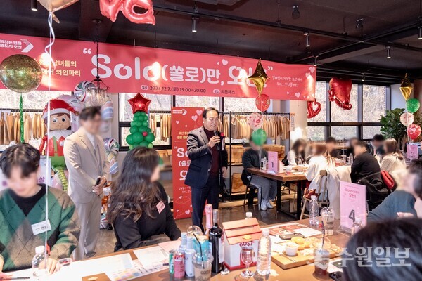 이권재 오산시장이 7일 오산시 한 카페에서 진행한 미혼남녀 만남 ‘SOLO(쏠로)만 오산!’ 제 3회 행사장에서 인사말을 하고 있다. (사진=오산시)