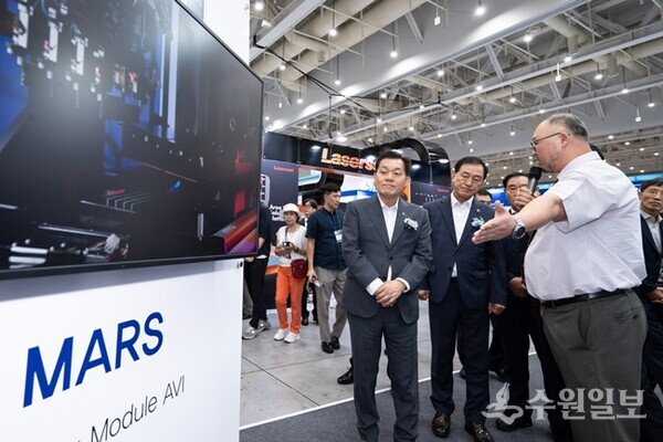 지난 8월 수원컨벤션센터에서 열린 ‘2024 차세대 반도체 패키징 산업전’에서 이재준 수원시장이 전시장을 참관하고 있다.(사진=수원시)
