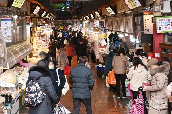명절을 앞둔 수원시내 한 전통시장에 활기가 돌고 있다.(사진=수원시)
